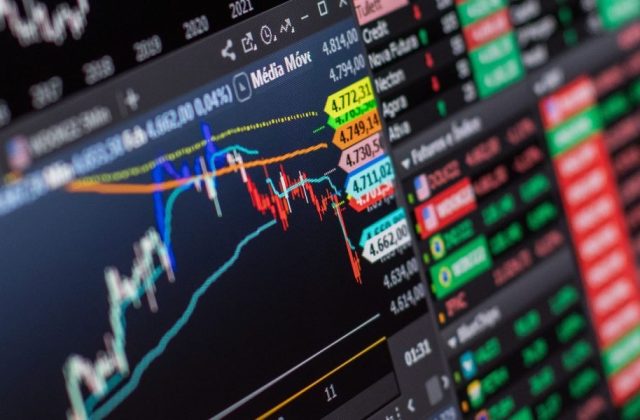 How to Monitor Paramount Stock with the Right Metrics and Tools