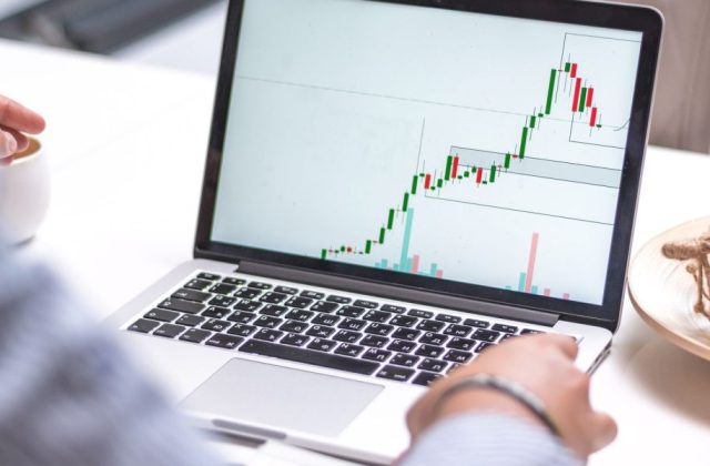 D Wave Stock Compared to Lumen Webull and AAOI in 2026 Emerging Tech Analysis