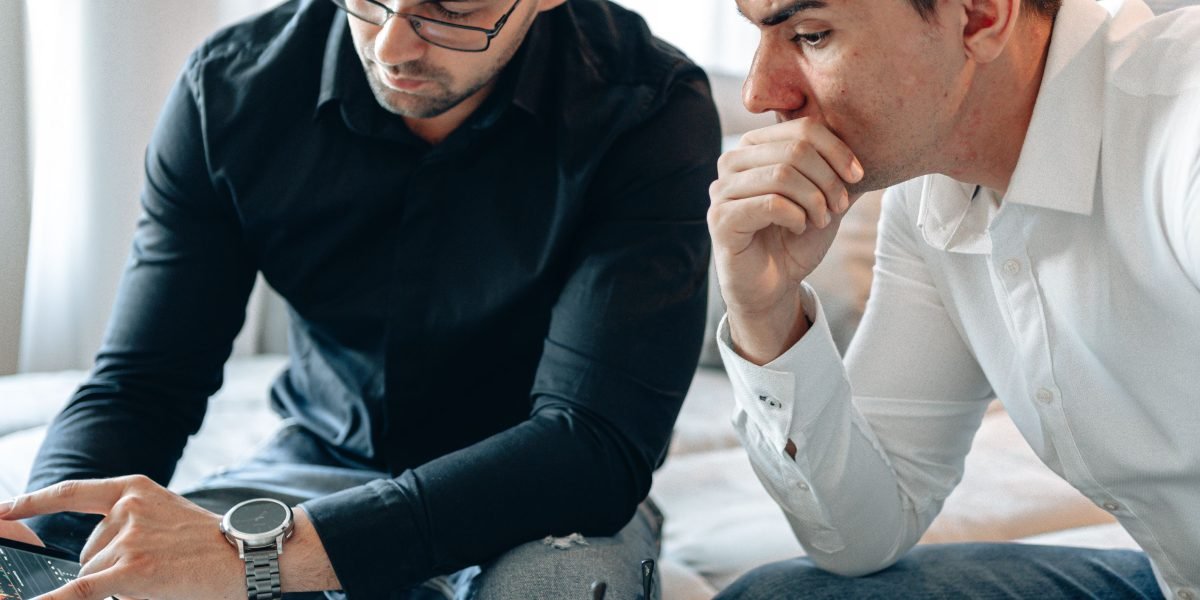 People engage in animated discussions about financial markets, reflecting the dynamic and often confusing nature of stock market conversations.